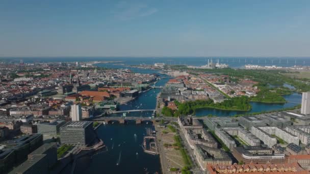 Stadsbild Gyllene Timmen Med Havet Fjärran Flyger Baklänges Ovanför Vattenkanalen — Stockvideo