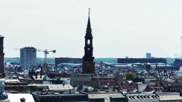 Yörünge Yüksek Kilise Kulesinin Etrafından Çekildi Diğer Kasaba Gelişiminin Üzerine — Stok video