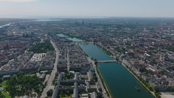 Vue Aérienne Panoramique Grande Ville Système Lacs Entourant Centre Historique — Video