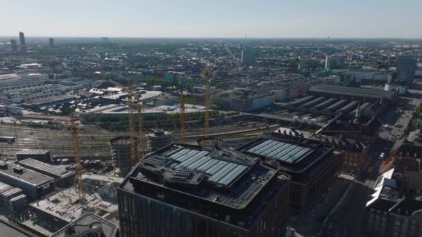 Luchtfoto Panoramisch Uitzicht Grote Stad Groep Hoge Gele Torenkranen Bouwplaats — Stockvideo