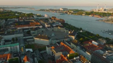 Altın saatinde tarihi binanın üzerinde, rıhtımda uçun. Meydanında binicilik heykeli olan Amalienborg Sarayı 'nın havadan görünüşü. Kopenhag, Danimarka.