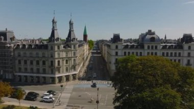 Şehir merkezindeki caddenin üzerinde ilerliyorlar. Çok katlı tarihi binaların önünden geçiyoruz. Kopenhag, Danimarka.