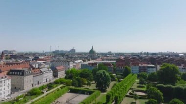 Şehirde parkın üstünde uç. Kasaba gelişiminin panoramik manzarası, apartmanlar ve büyük kilise kulesi. Kopenhag, Danimarka.