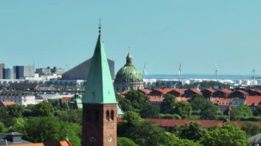 Frederiks Kirke 'ü çevreleyen binaların dairesel görüntüsü. Şehrin tarihi yerleri ve deniz kıyısındaki sanayi tesisleri. Kopenhag, Danimarka.