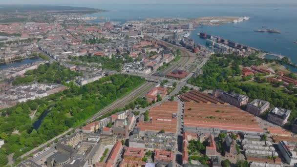Luchtfoto Van Stad Spoorwegen Haven Zee Stadsontwikkeling Vlak Kustlandschap Kopenhagen — Stockvideo