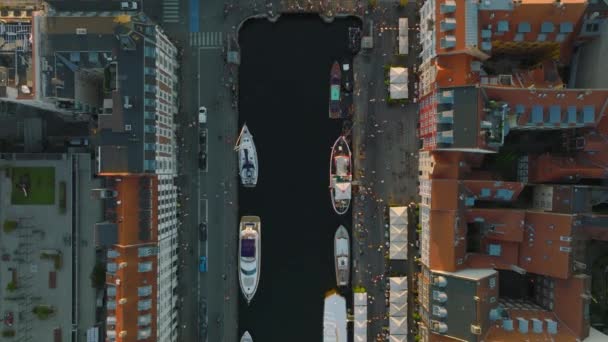 从上往下拍摄尼哈芬码头黄金时段的镜头 游客们喜欢在城市观光 运河上有许多历史悠久的木船丹麦哥本哈根 — 图库视频影像
