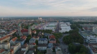 Theresienwiese 'in uçaktan inen görüntüleri ve inanılmaz derecede ünlü Ekim Festivali' nin temelleri. Alacakaranlıkta şehir merkezindeki binalar ortaya çıkıyor. Münih, Almanya.