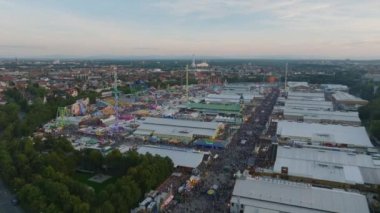 Ünlü bira festivali ve gezici karnaval. Akşam karanlığında Oktoberfest 'in kalabalık alanının hava panoramik görüntüsü. Münih, Almanya.