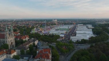 Akşam karanlığında kalabalık Oktoberfest alanlarının panoramik hava manzarası. Dünyanın en büyük halk festivali. Yüksek kapasiteli bira çadırları ve büyük eğlence parkı var. Münih, Almanya.