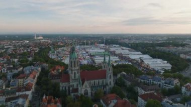 Theresienwiese 'in havadan panoramik görüntüsü, Ekim Festivali' nin yapıldığı yer. Bira çadırları, eğlence merkezleri ve memnun ziyaretçileri olan kalabalık bir yer. Münih, Almanya.