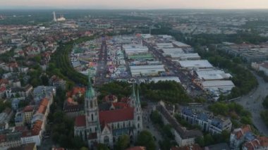 Kalabalık Theresienwiese, Oktoberfest ve Alacakaranlık 'taki kasaba gelişim alanlarının hava görüntüleri. Dünyanın en ünlü ve en büyük halk festivali. Münih, Almanya.