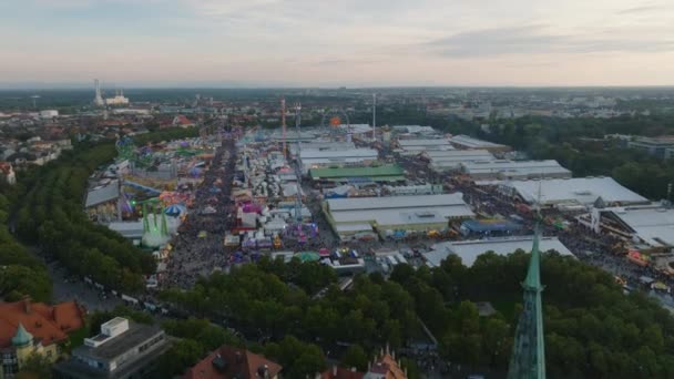 Dav Návštěvníků Oktoberfestu Soumraku Slavné Pivo Folklorní Festival Pozpátku Odhalují — Stock video