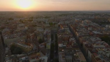 Basilica di Santa Maria Maggiore ve çevresindeki binaların havadan görünüşü. Gün batımına karşı şehir manzarası. Roma, İtalya.