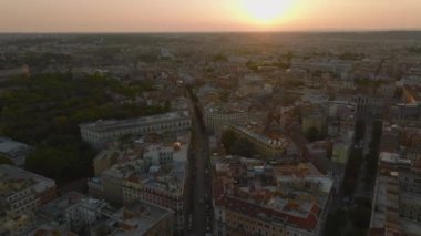 Esquilino ilçesindeki sokakların ve binaların hava panoramik görüntüleri. Güneşin batmasına karşı romantik bir bakış açısı. Roma, İtalya.