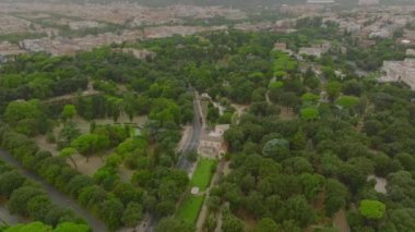 Şehir merkezindeki caddelerin üzerinde sabah şehirlerinde forvetler uçar. Konut binalarının çatı terasları. Roma, İtalya.