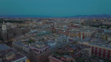 Alacakaranlıkta şehir merkezindeki apartmanların hava yükselen görüntüleri. Roma, İtalya.
