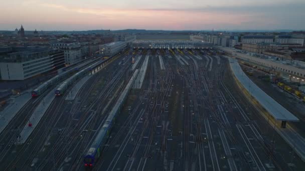 Adelante Vuelan Por Encima Del Tren Cercanías Acercándose Estación Tren — Vídeo de stock