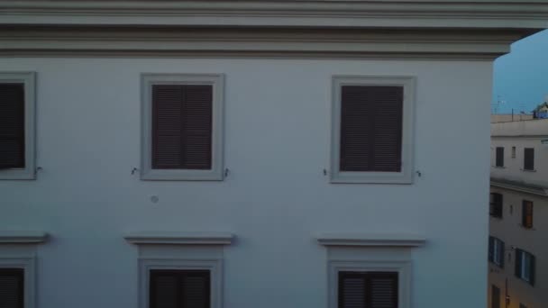 Стіна Вікнами Фасаді Житлового Будинку Місті Повінь Виявляє Вулицю Міському — стокове відео