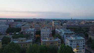 Alacakaranlık 'ta şehir ilçesinin kayganlaştırıcısı. Hava manzaralı apartmanlar ve parktaki yeşil ağaçlar. Roma, İtalya.