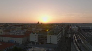 Romantik günbatımına karşı kuleleri olan şehir manzarası. Merkez tren istasyonundaki tren raylarının tersten görünümü. Roma, İtalya.