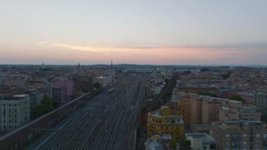 Şehirden geçen birden fazla raylı geniş demiryolu gövdesinin hava kayması ve pan görüntüsü. Roma Terminali tren istasyonu. Roma, İtalya.