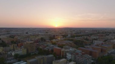 Tiburtino bölgesindeki yerleşim yerlerinin üzerinden geriye doğru uçun. Renkli günbatımı gökyüzüne karşı akşam manzarası. Roma, İtalya.