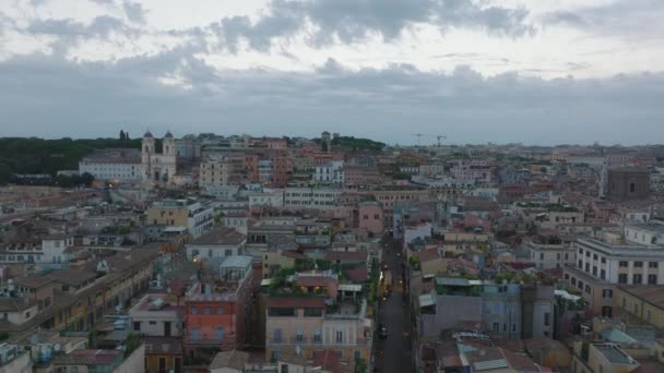 早上关于市区建筑物的空中录像 一排排的公寓楼和公园里的树木 看日出 意大利罗马 — 图库视频影像