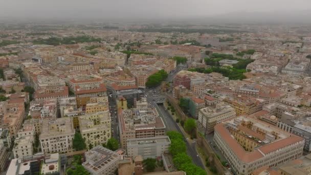Luftaufnahmen Von Mehrfamilienhäusern Stadtbezirk Die Von Der Strahlenden Morgensonne Erhellt — Stockvideo