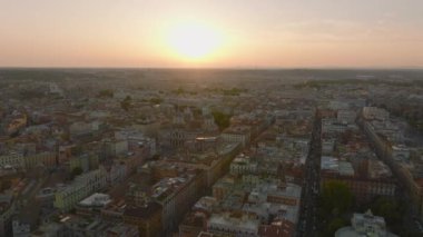 Ünlü Santa Maria Maggiore Bazilikası 'nın hava kaydırağı ve pan görüntüleri. Şehir merkezindeki apartmanların üzerinden uç. Gün batımına karşı panoramik manzara. Roma, İtalya.