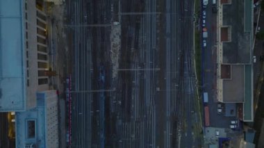 Trenin tren raylarından geçerken ki görüntülerinin en alttaki görüntüsü. Merkez tren istasyonuna yaklaşıyoruz. Roma, İtalya.