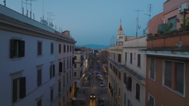 前方の街の上の夕暮れ時に飛ぶ 古いマルチ階建てのアパートの建物が並んでいます 歴史的な塔を明らかにする ローマ イタリア — ストック動画