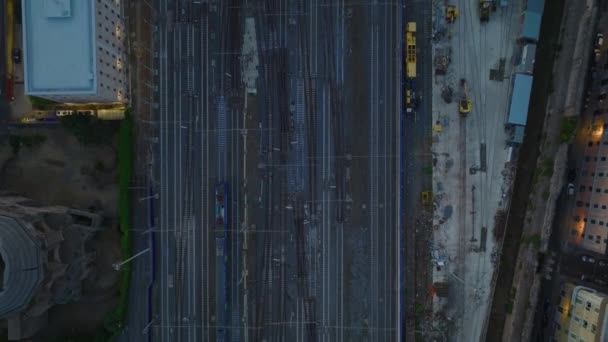 Birds Eye Shot Train Driving Railway City Evening Suivi Des — Video