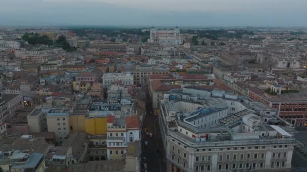 Lägenhet Byggnader Bostadsområde Stadsdel Skymningen Framåt Flyger Över Storstaden Rom — Stockvideo