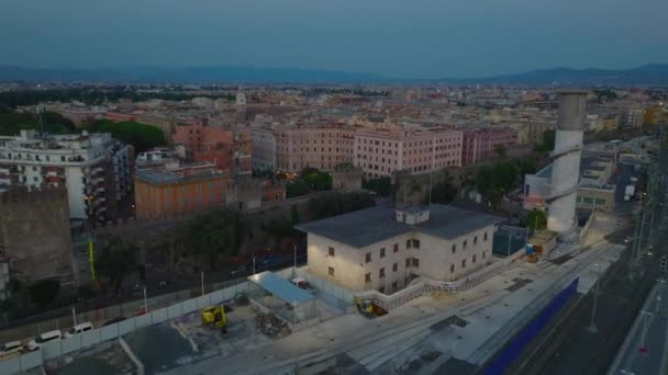 飞越分隔铁路轨道和公寓楼的古城墙 黄昏时分在天台上方的低空飞行 意大利罗马 — 图库视频影像
