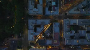 Şehir merkezindeki konut binalarının kuş bakışı görüntüleri. Şehrin üzerinde gece uçuşu. Roma, İtalya.