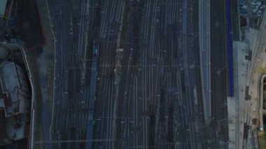 Tren raylarında trenin yüksek açılı görüntüsü. Gün batımında merkez tren istasyonu ve şehir binasını yukarı doğru eğ. Roma, İtalya.