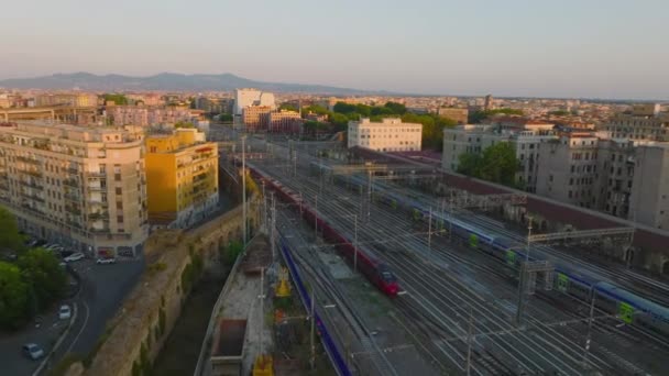 도시의 노선을 운행하는 주거용 건물들 햇살을 이탈리아 — 비디오
