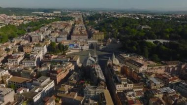 Tarihi şehir merkezinin üzerinden uç. Çatısı teraslı eski çok katlı binalar, Mısır dikilitaşlı oval kare Piazza del Popolo. Roma, İtalya.