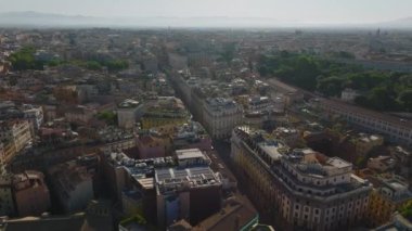 San Carlo al Corso Bazilikası etrafında dairesel uçuş. Sabah güneşiyle aydınlatılan tarihi şehir merkezindeki eski binalar. Roma, İtalya.