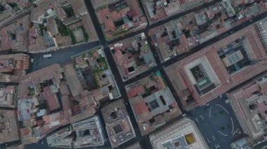 Büyük kilisenin ve cupola 'nın hava kaydırak ve pan görüntüleri. Vatikan 'daki anıtsal St. Peters Bazilikası. Roma, İtalya.