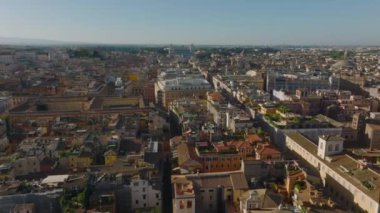 Tiber nehrinin üzerinde uçuyor ve şehirde bükülüyor. Şehir merkezindeki tarihi binaları ortaya çıkarın. St. Peters Bazilikası. Uzakta büyük bir kubbe var. Roma, İtalya.