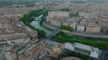 Victor Emmanuel Anıtı 'nın ve alacakaranlıktaki tarihi yapıların hava kaydırak ve pan görüntüleri. Roma, İtalya.