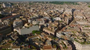 Eski şehir merkezindeki şehir gelişiminin yüksek açılı görüntüsü. Dar sokaklar, tarihi binalar ve simgeler üzerinde ilerliyorlar. Roma, İtalya.