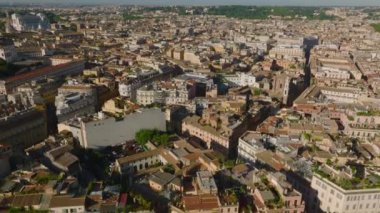 Tiber Nehri 'nin tarihi şehir merkezinde bükülüşünün hava görüntüleri. Nehir kıyısındaki yemyeşil ağaçlar. Roma, İtalya.