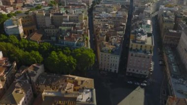 Sokaklar ve çok katlı apartmanlar. Şehir merkezindeki tarihi şehir gelişiminin üzerinde ilerliyorlar. Roma, İtalya.