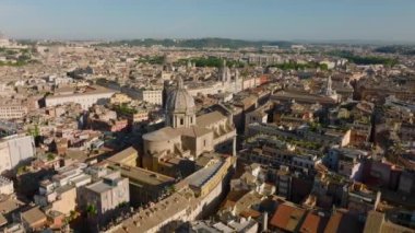 Büyük sarayların ve tarihi şehir merkezindeki diğer turistik yerlerin hava panoramik görüntüleri. Roma, İtalya.
