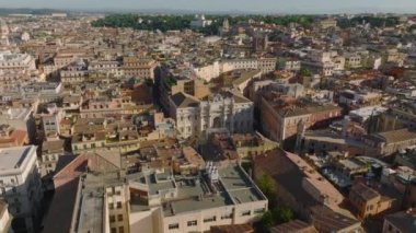 Tarihi şehir merkezindeki binaların ve simgelerin havadan panoramik görüntüsü. Dar sokakların ve eski evlerin üzerinden uç. Roma, İtalya.
