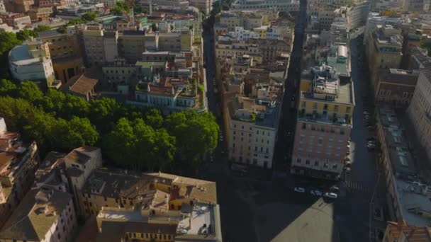Utcák Többszintes Lakóépületek Előre Repülnek Történelmi Városfejlesztés Felett Városközpontban Róma — Stock videók