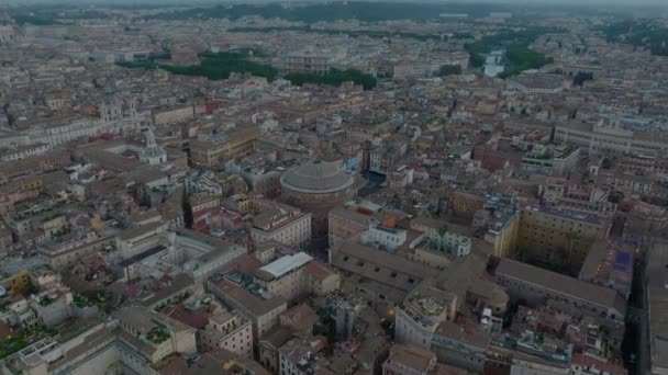 Filmato Aereo Ascendente Auto Che Guidano Strada Multilane Che Conduce — Video Stock