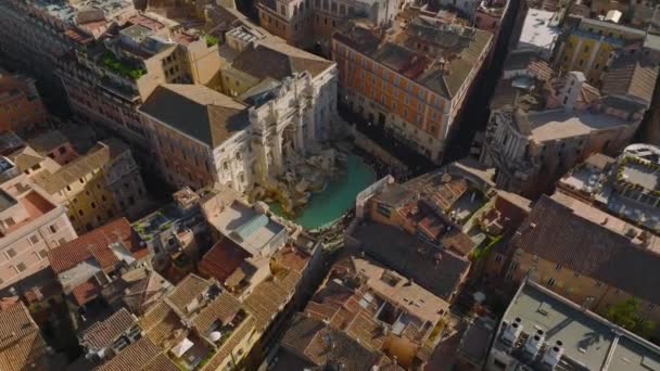彫刻やターコイズブルーの水で有名なトレビの泉の高角度ビュー 観光地の空中ビュー ローマ イタリア — ストック動画